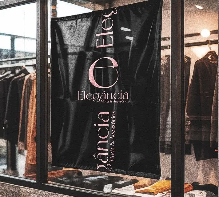 Bandeira da Elegância em vitrine, com monograma e logotipo em rosa sobre preto