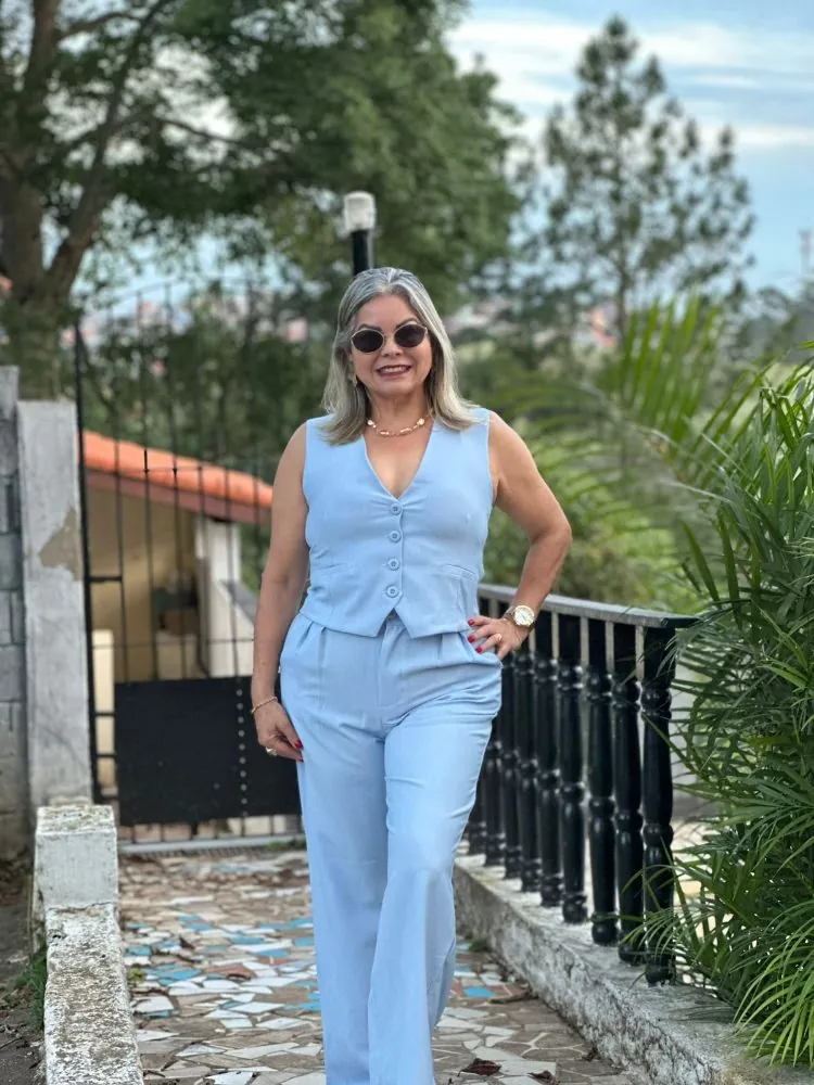 Conjunto Bella azul com colete e calça de alfaiataria